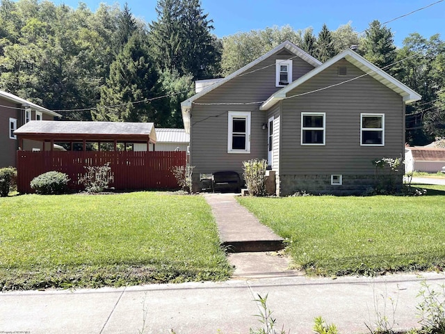 view of front of property featuring fence and a front yard