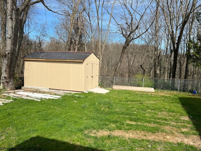 view of yard featuring a shed