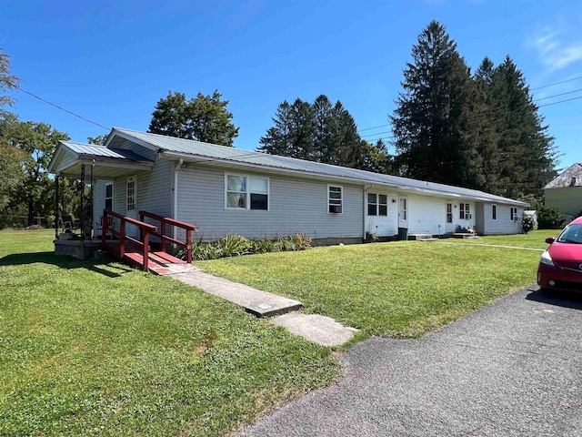 single story home featuring a front lawn