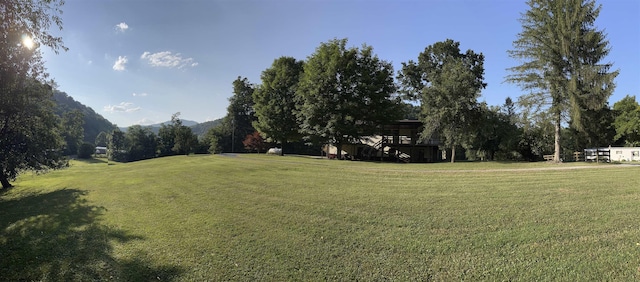 view of yard with a mountain view