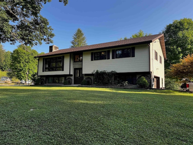 bi-level home featuring a front lawn