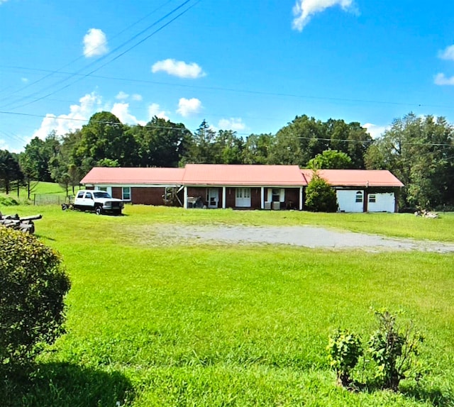 view of front facade with a front yard