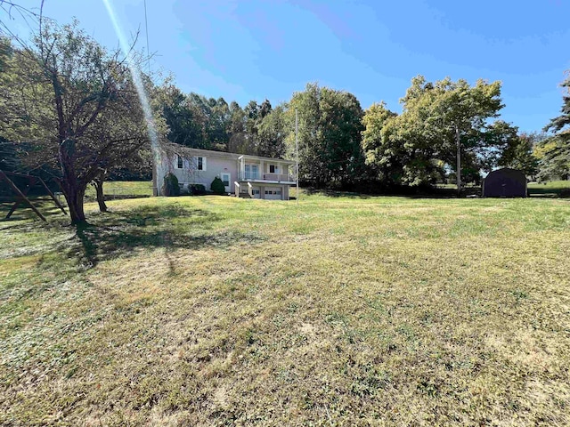 view of yard with a storage shed