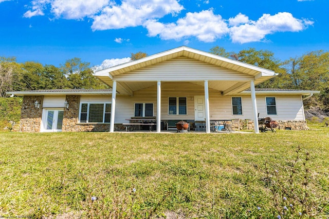 view of front facade featuring a front lawn