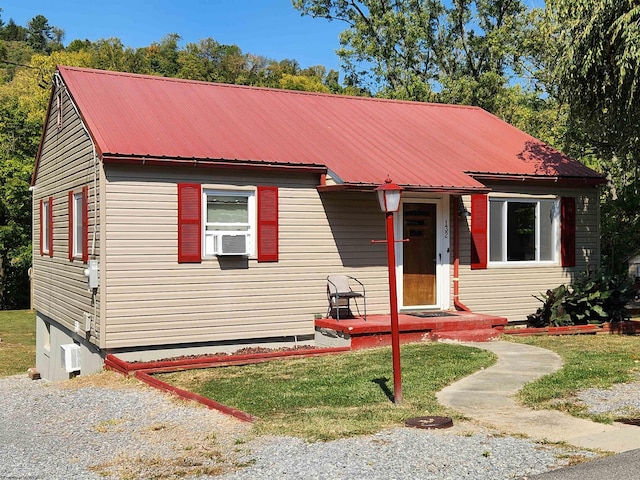 view of front facade featuring cooling unit and a front yard