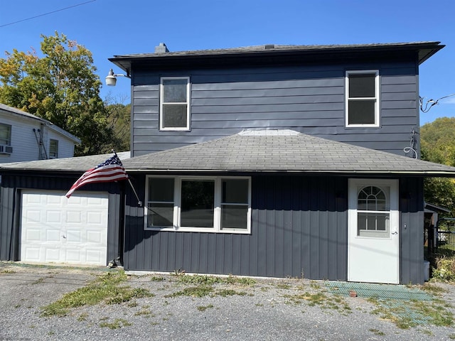 view of front property featuring a garage