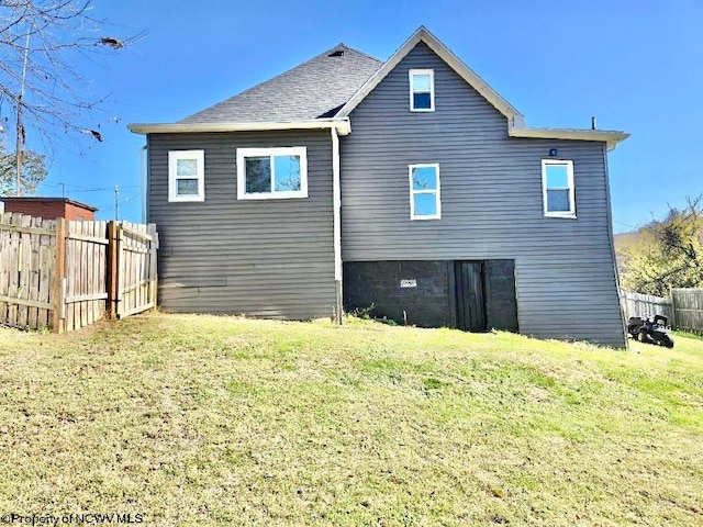 back of house featuring a yard