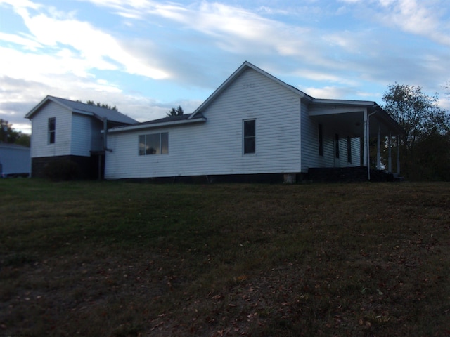 back of house featuring a yard