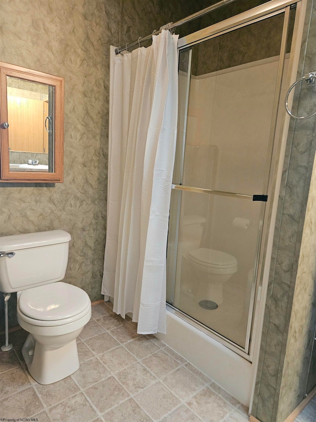 bathroom featuring toilet and shower / tub combo with curtain