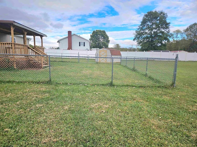 view of yard featuring a storage shed