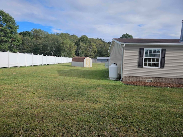 view of yard featuring a shed