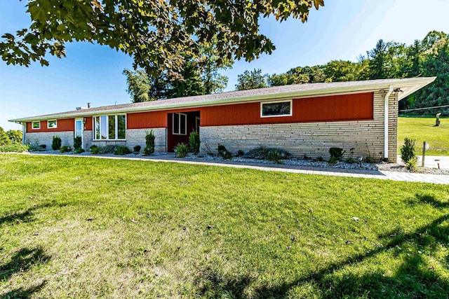 ranch-style house featuring a front yard