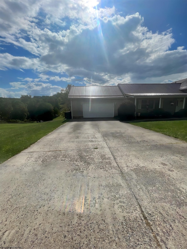 view of front facade featuring a front lawn