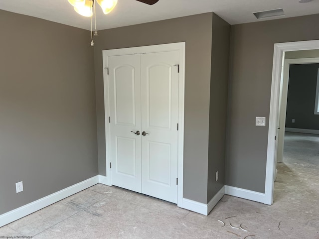 unfurnished bedroom featuring ceiling fan and a closet