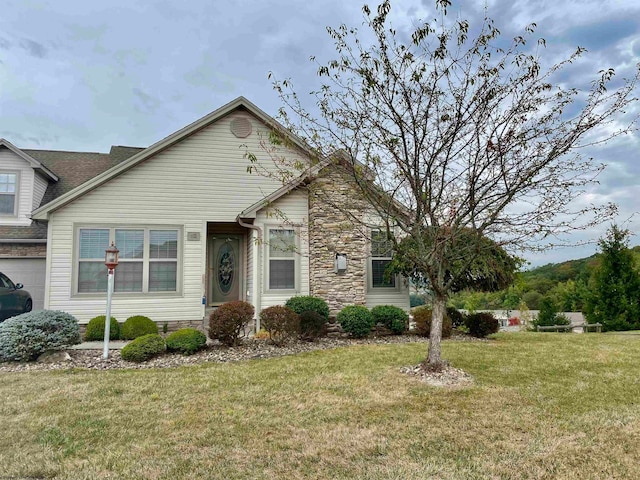 view of front facade with a front yard