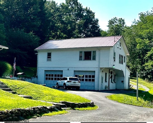 view of front of home featuring a front lawn and a garage