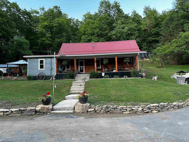 view of front of home featuring a carport, a front lawn, and covered porch