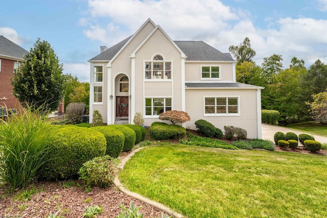 view of front of property featuring a front lawn