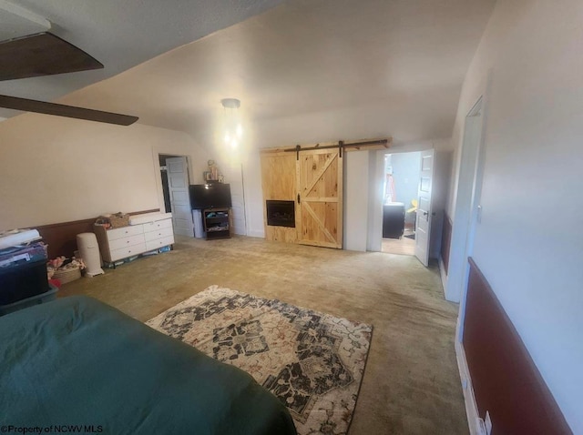 living room featuring carpet flooring and a barn door