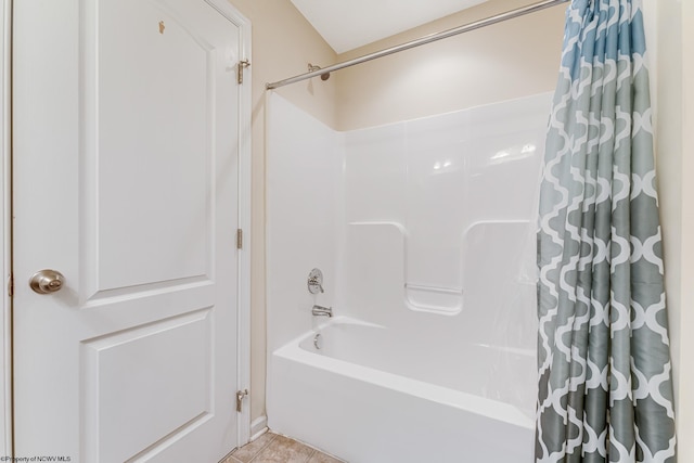 bathroom with shower / bath combo