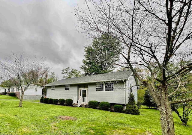 view of front of home with a front lawn