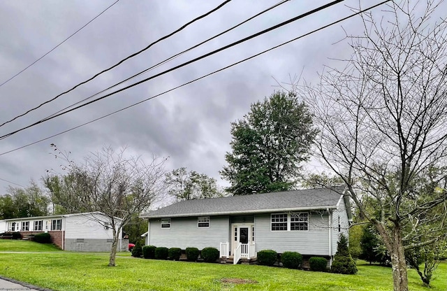 view of front of home with a front lawn