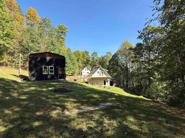 view of yard featuring a storage shed