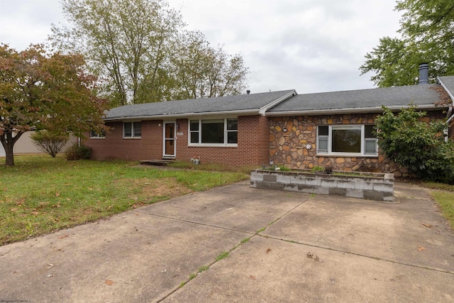 single story home with a front yard