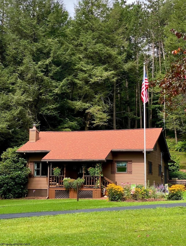 view of front facade featuring a front yard