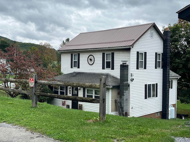 view of front facade with a front lawn