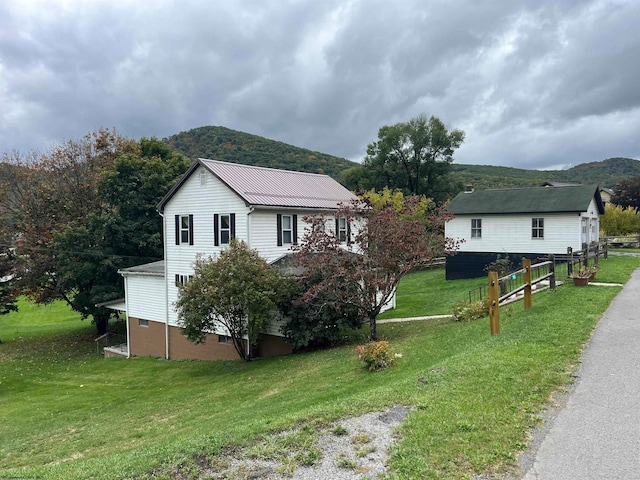 view of front of home featuring a front yard and a mountain view