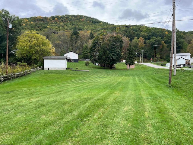 view of yard with an outbuilding