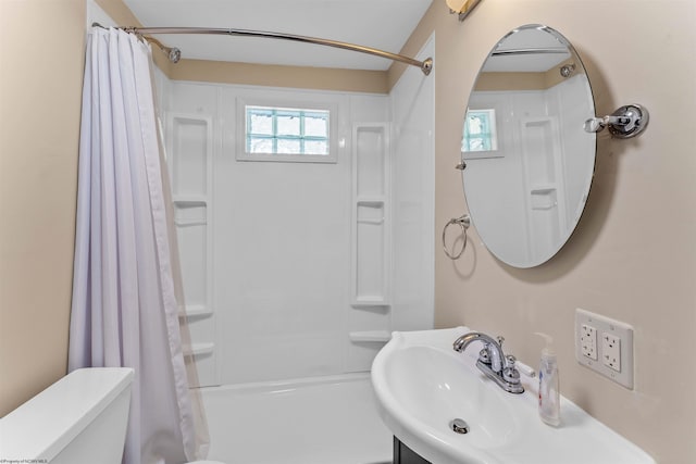 full bathroom with shower / bath combo with shower curtain, sink, and toilet