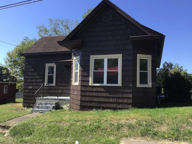 view of side of property featuring a lawn