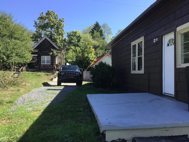 view of yard featuring a patio