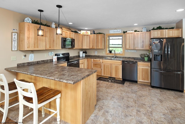 kitchen with decorative light fixtures, sink, stainless steel appliances, and kitchen peninsula