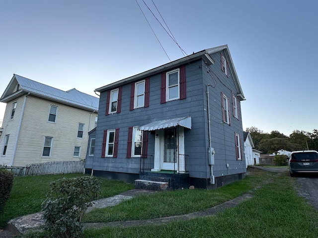 colonial house featuring a front yard