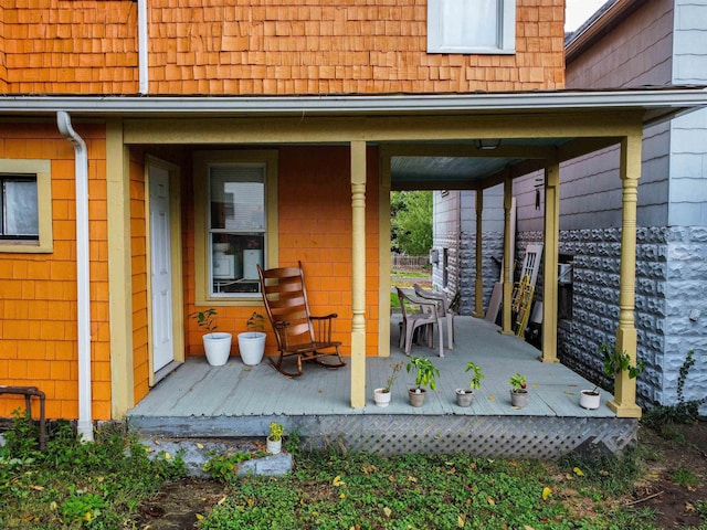 doorway to property with covered porch