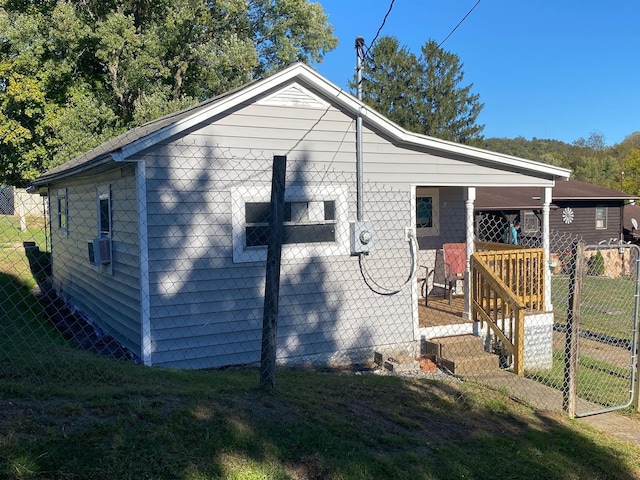 view of side of property featuring a lawn