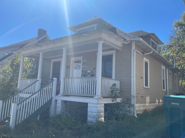 view of front of property featuring covered porch