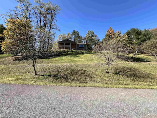 view of front of property featuring a front yard