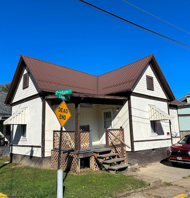 view of front of home featuring a front yard