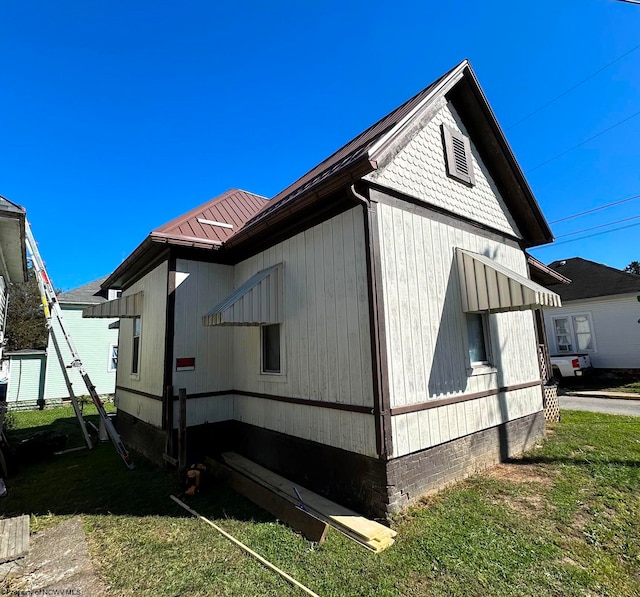 view of side of property featuring a yard