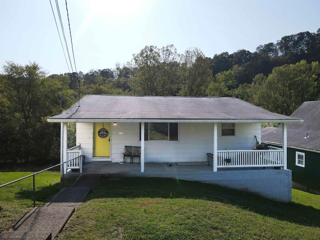 view of front of house featuring covered porch and a front yard