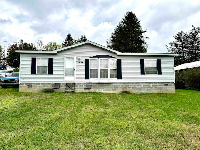 manufactured / mobile home featuring a front yard