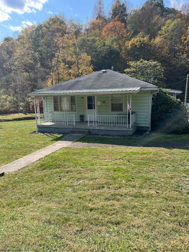 view of front facade with covered porch and a front yard