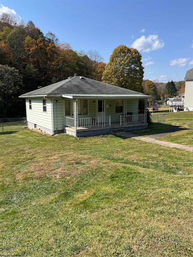 view of front of property featuring a porch and a front lawn