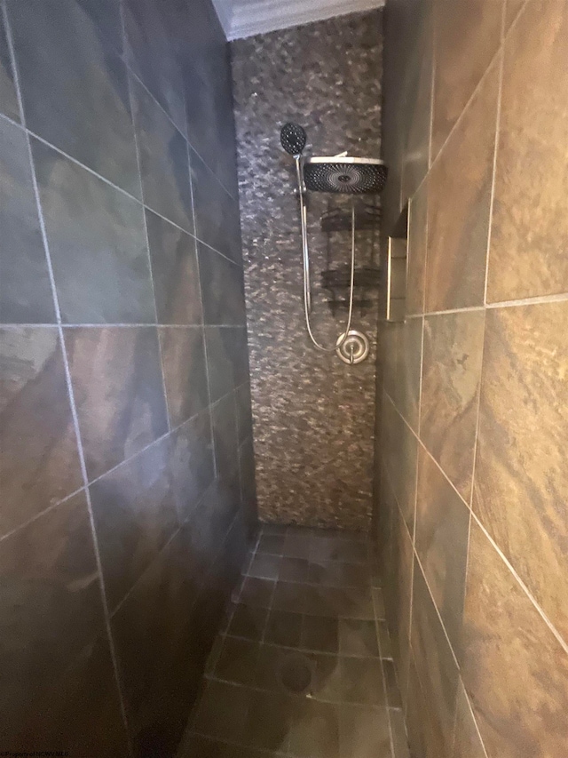 bathroom featuring tiled shower