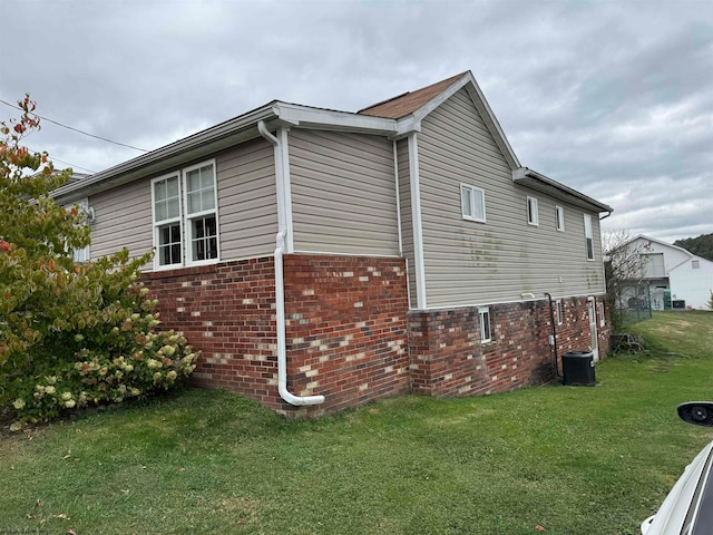 view of side of property featuring a yard