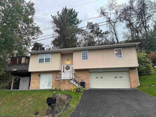 view of front of house featuring a front lawn and a garage